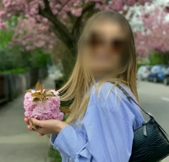 Ellen, 23